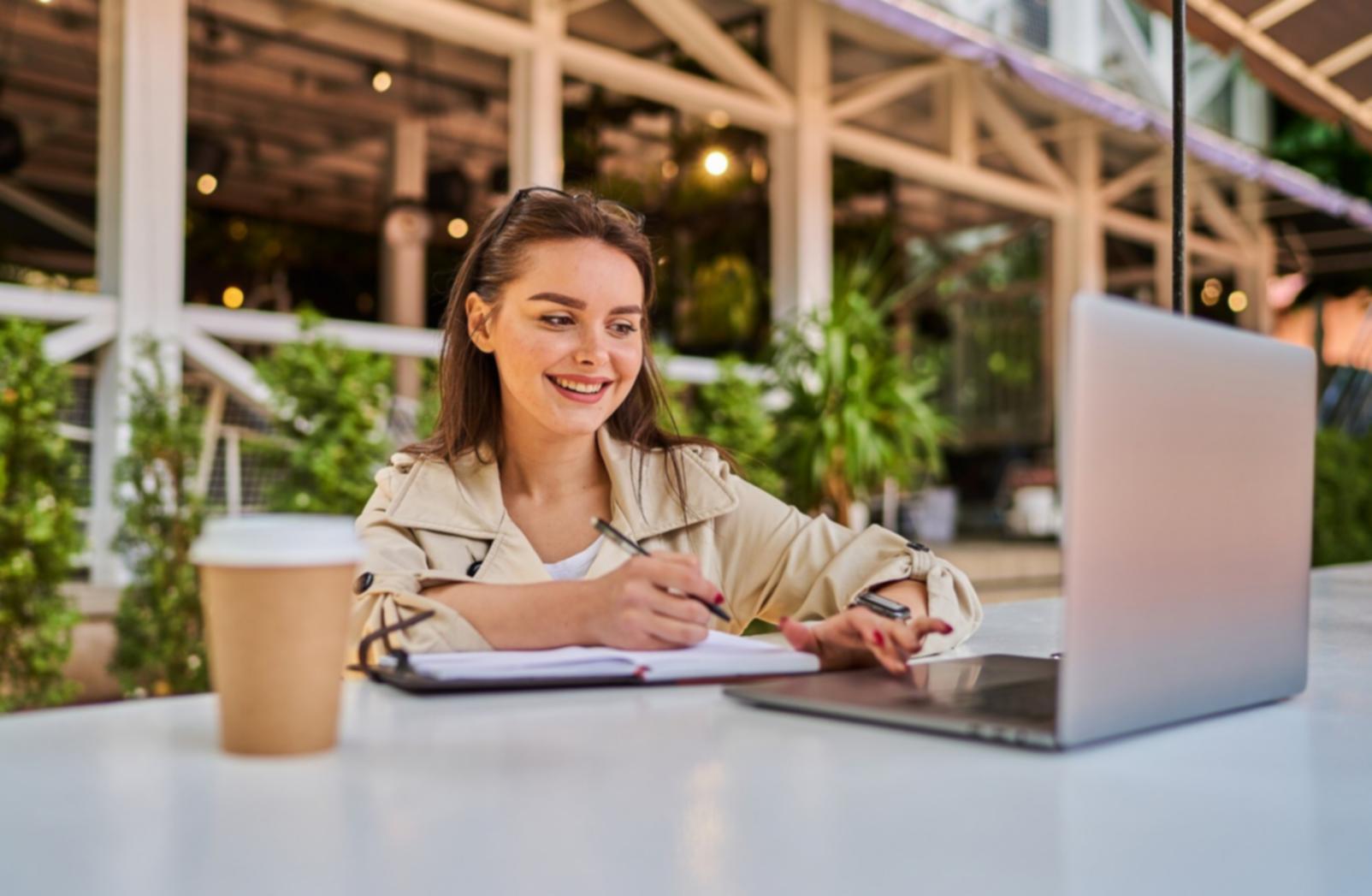 Équipe de conseillers financiers analysant des documents dans un bureau moderne